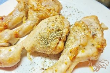 фото рецепта Курица в маринаде из кетчупа и зерновой горчицы с луком