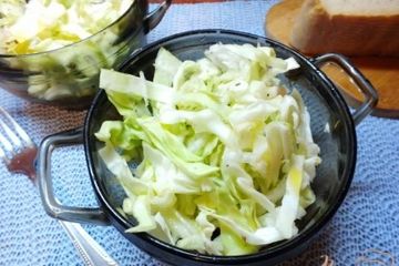 фото рецепта Салат из капусты с дайконом и травами
