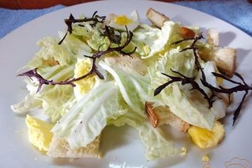 фото рецепта Салат из яиц с гренками и руколой