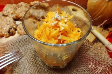 фото рецепта Салат из тыквы с апельсиново - горчичной заправкой и орехами