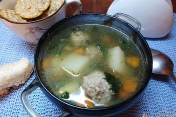фото рецепта Суп с фрикадельками и шпинатом