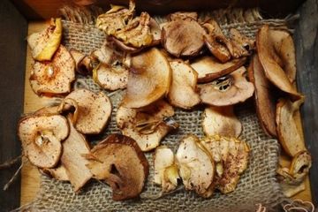 фото рецепта Сушеные яблоки с корицей и гвоздикой в духовке