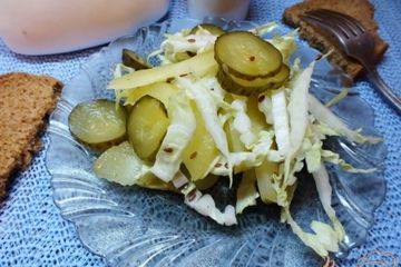 фото рецепта Салат из моченых яблок и пекинской капусты