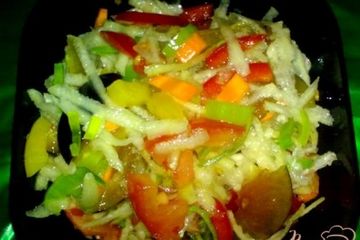 фото рецепта Салат овощной со сливами