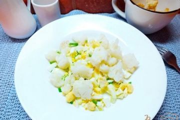 фото рецепта Салат из яиц с цветной капустой и луком