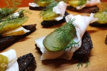 фото рецепта Закуска из гренок чесночных с салом и соленым огурцом