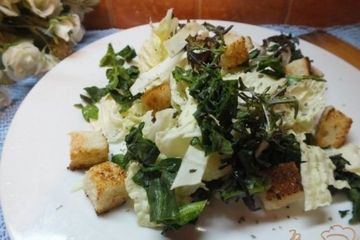 фото рецепта Салат капустный с руколой и гренками