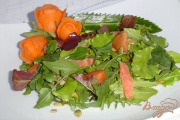 фото рецепта Зеленый салат с малосольной семгой и помидорами