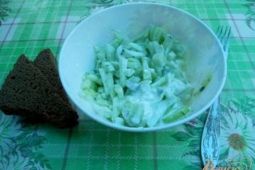 фото рецепта Салат из огурцов с чесночком