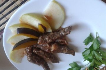 фото рецепта Свинная печень с яблоками и сливами