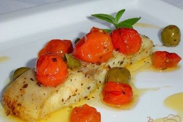 фото рецепта Рыба по итальянски, запеченная с томатами, оливками и каперсами