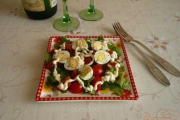 фото рецепта Салат с перепелиными яйцами и помидорками черри