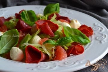 фото рецепта Салат с моцареллой, грейпфрутом и бастурмой  из говядины