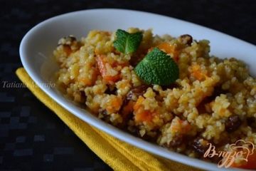 фото рецепта Сладкая каша из булгура с кусочками тыквы и изюмом