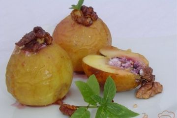 фото рецепта Яблоки, запеченные с творогом, черникой, орехами и медом
