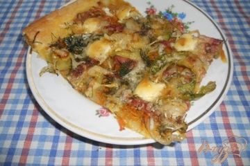 фото рецепта Пицца на слоеном тесте, с колбасой и овощами