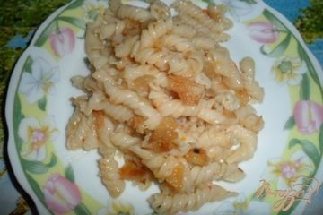 фото рецепта Макароны с жаренным луком и аджикой