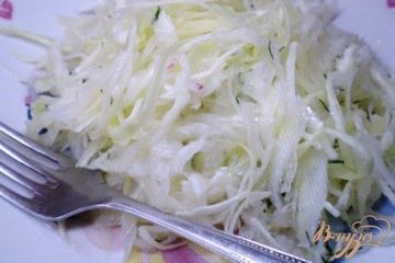 фото рецепта Салат капустный с редькой и яблоком