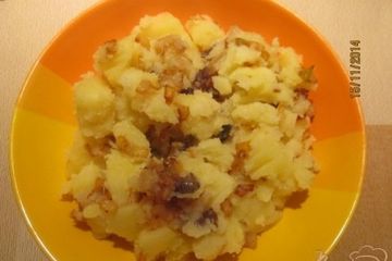 фото рецепта Вареная картошка кусочками с подчеревком и луком