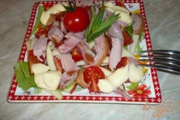 фото рецепта Салат с копченым куриным мясом и черри