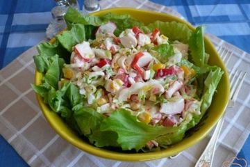фото рецепта Салат с крабовыми палочками и болгарским перцем