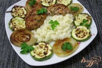 фото рецепта Котлеты с помидорами, рисом и кабачками
