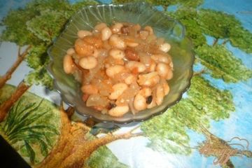 фото рецепта Фасоль с горшочке с луком и томатным соусом
