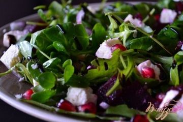 фото рецепта Салат с рукколой, фетой и отварной свеклой