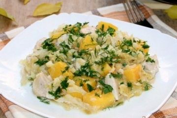 фото рецепта Тушеная капуста с тыквой, яблоком и курицей