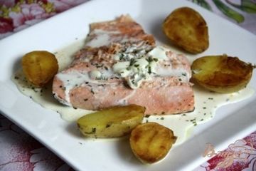 фото рецепта Лосось с картофелем под соусом из голубого сыра