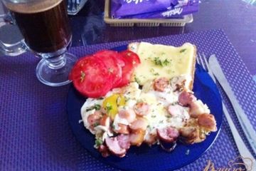 фото рецепта Яичница с грудинкой и сосисками