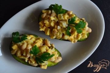фото рецепта Яичный салат с белой фасолью  и сыром