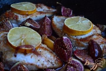 фото рецепта Куриные грудки с айвой и инжиром