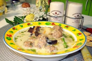фото рецепта Суп с фрикадельками, грибами и капустой