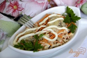 фото рецепта Салат с курицей, грибами и корейской морковкой