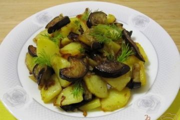 фото рецепта Жареный картофель с баклажанами