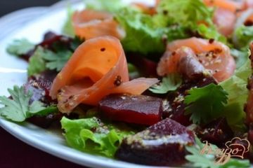 фото рецепта Салат со свеклой и копченой семгой