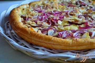 фото рецепта Закусочная лепешка с сыром, инжиром и маринованным луком