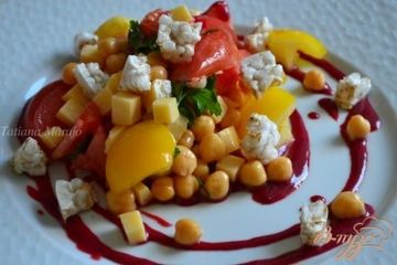 фото рецепта Овощной салат с соусом из ежевики