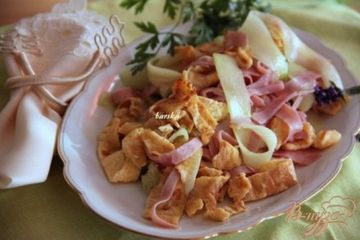 фото рецепта Огуречный салат с ветчиной  и омлетом