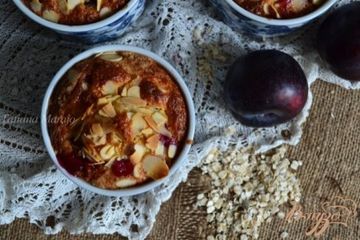 фото рецепта Запеканочки со сливами ,  овечьим творогом и овсом