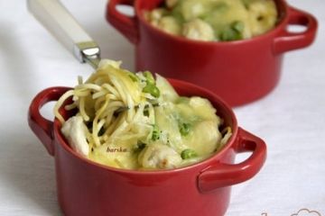фото рецепта Гнезда из  спагетти с курицей, зелёным  горошком в сливочном соусе