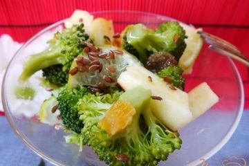 фото рецепта Салат из брокколи с яблоком и лаймом