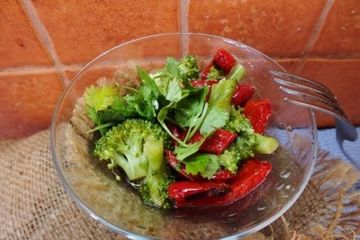 фото рецепта Салат из отварной брокколи и печеного перца