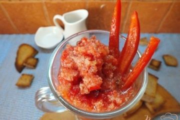 фото рецепта Холодный красный суп-пюре с серым хлебом
