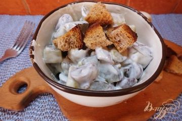 фото рецепта Салат с соленым огурцом и куриными сердечками
