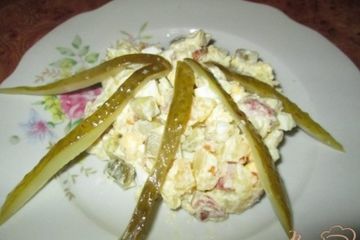 фото рецепта Картофельный салат с маринованными огурчиками и колбасой