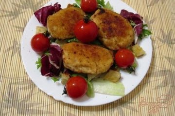 фото рецепта Куриные котлеты с помидорами и салатом
