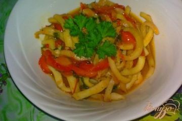 фото рецепта Кальмары с овощами тушеные в нежном соусе