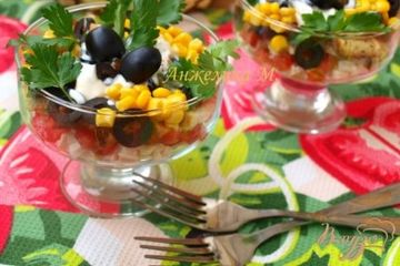 фото рецепта Салат с помидорами, маслинами и сухариками